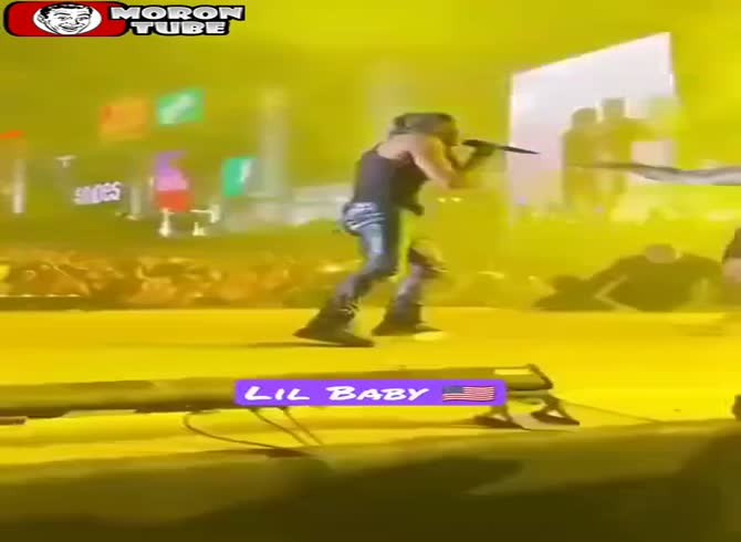 Video :A bouncer forcibly removes a spectator from the stage